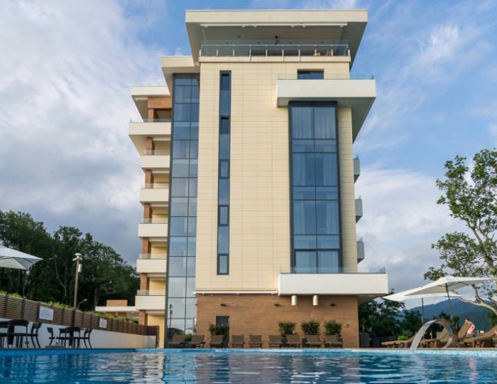 Открытый подогреваемый бассейн - Отель Hotel Collection / Лавикон