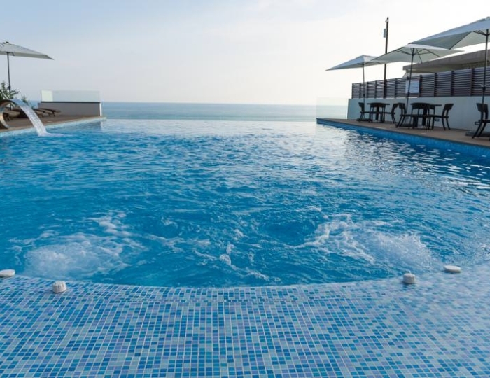 Открытый подогреваемый бассейн - Отель Hotel Collection / Лавикон