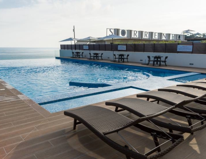 Открытый подогреваемый бассейн - Отель Hotel Collection / Лавикон