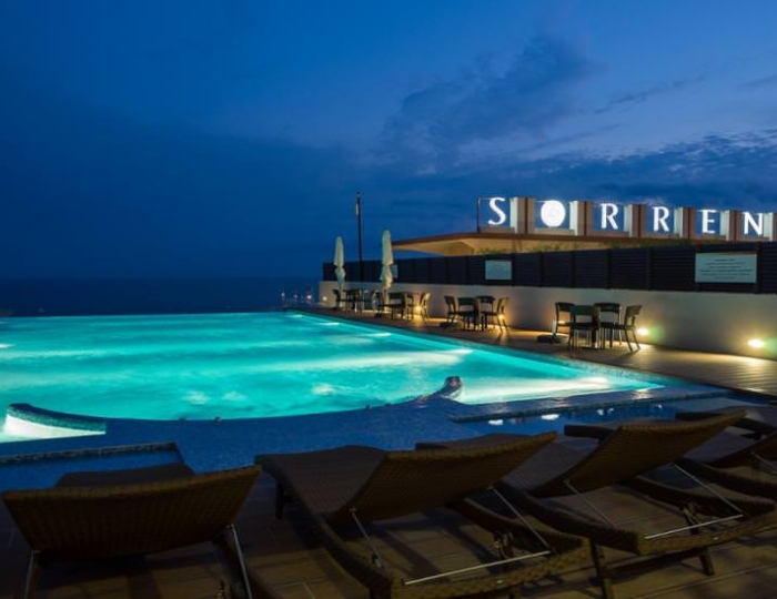 Открытый подогреваемый бассейн - Отель Hotel Collection / Лавикон