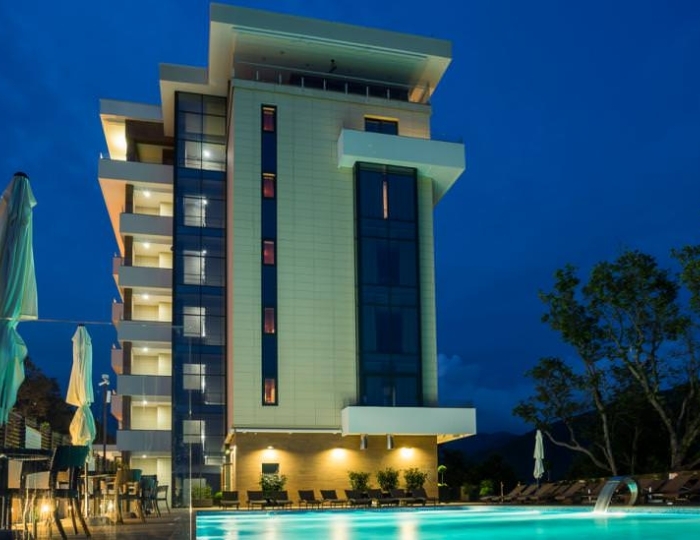 Открытый подогреваемый бассейн - Отель Hotel Collection / Лавикон