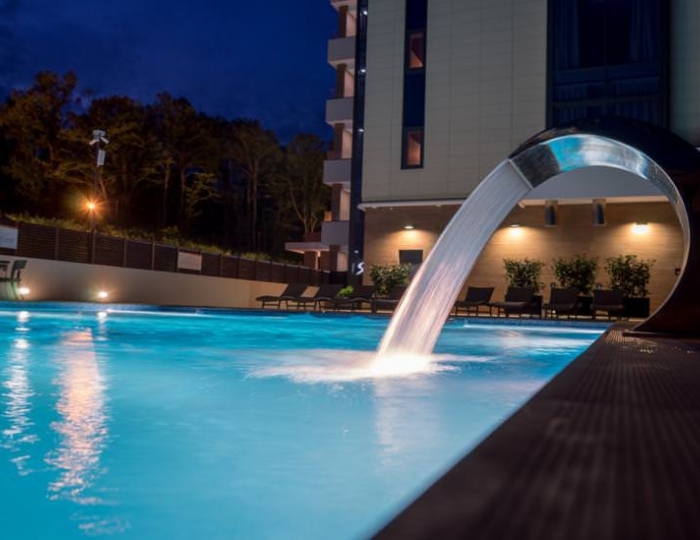 Открытый подогреваемый бассейн - Отель Hotel Collection / Лавикон